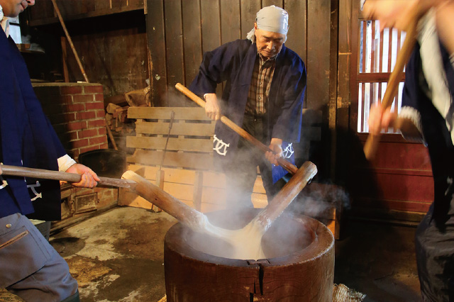 Mochi Pounding,a Unique 150-year-old Method